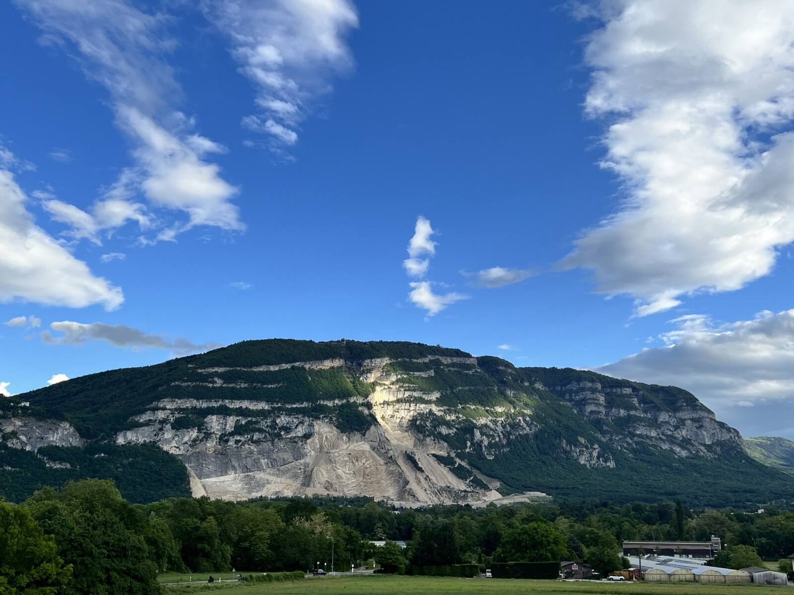 Le Salève sous un ciel dégagé