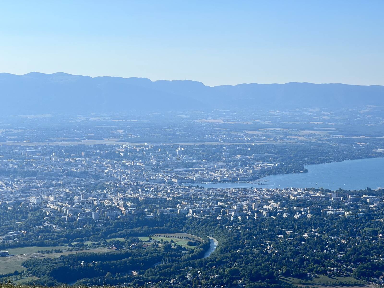 Vue aérienne de Genève, du Rhône et du lac