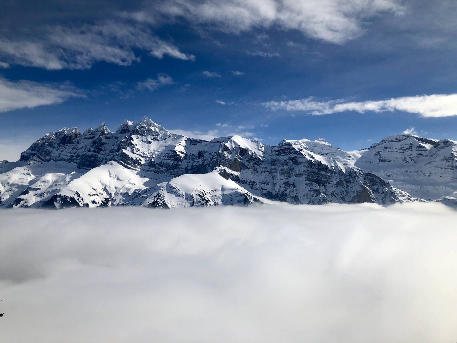 Sommets alpins au-dessus d'une mer de nuages