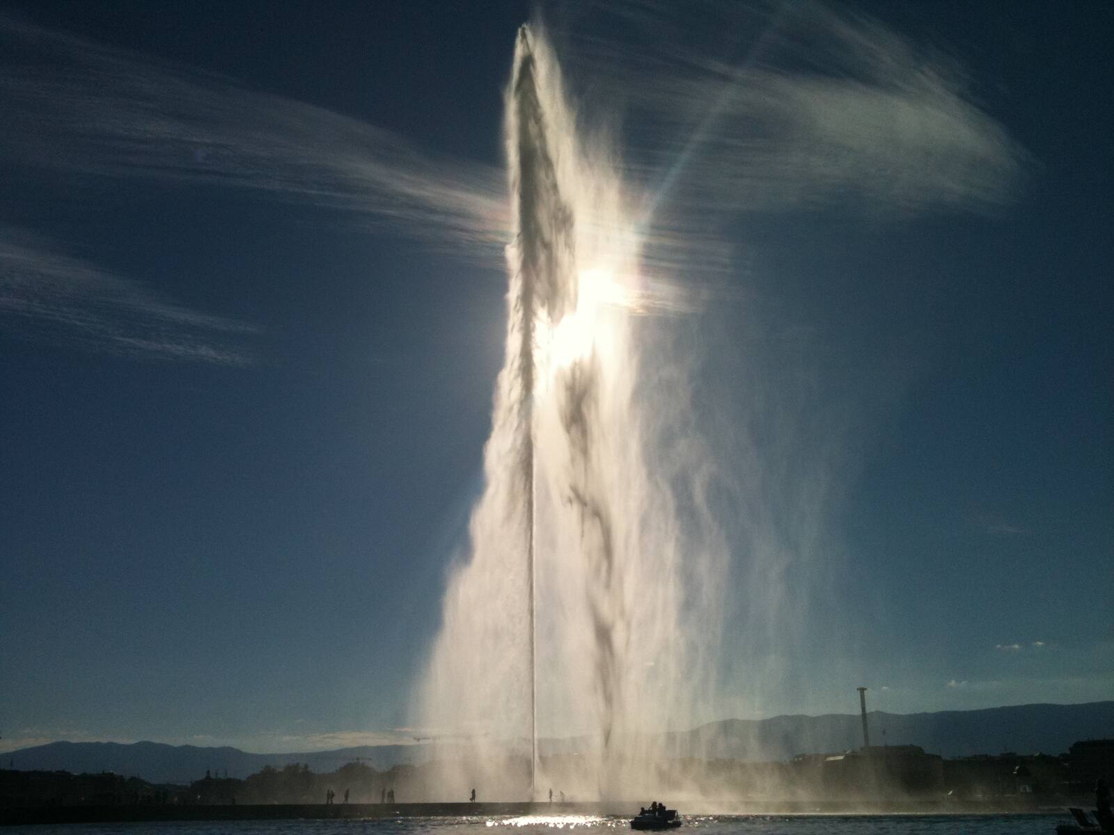 Le Jet d'Eau à contre-jour